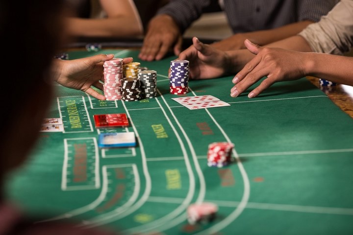 Baccarat là một trò chơi đánh bài đối kháng, của nhà cái và nhà con